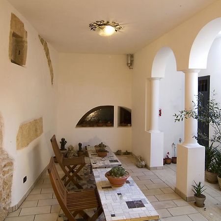 B&b Altrov'è Parabita Esterno foto