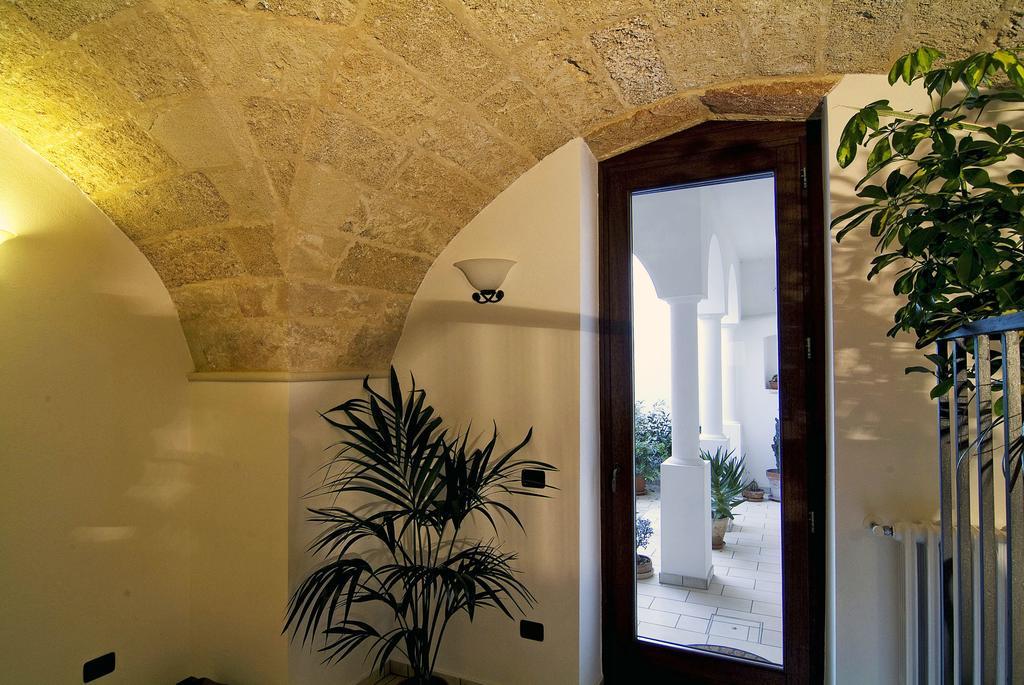 B&b Altrov'è Parabita Esterno foto